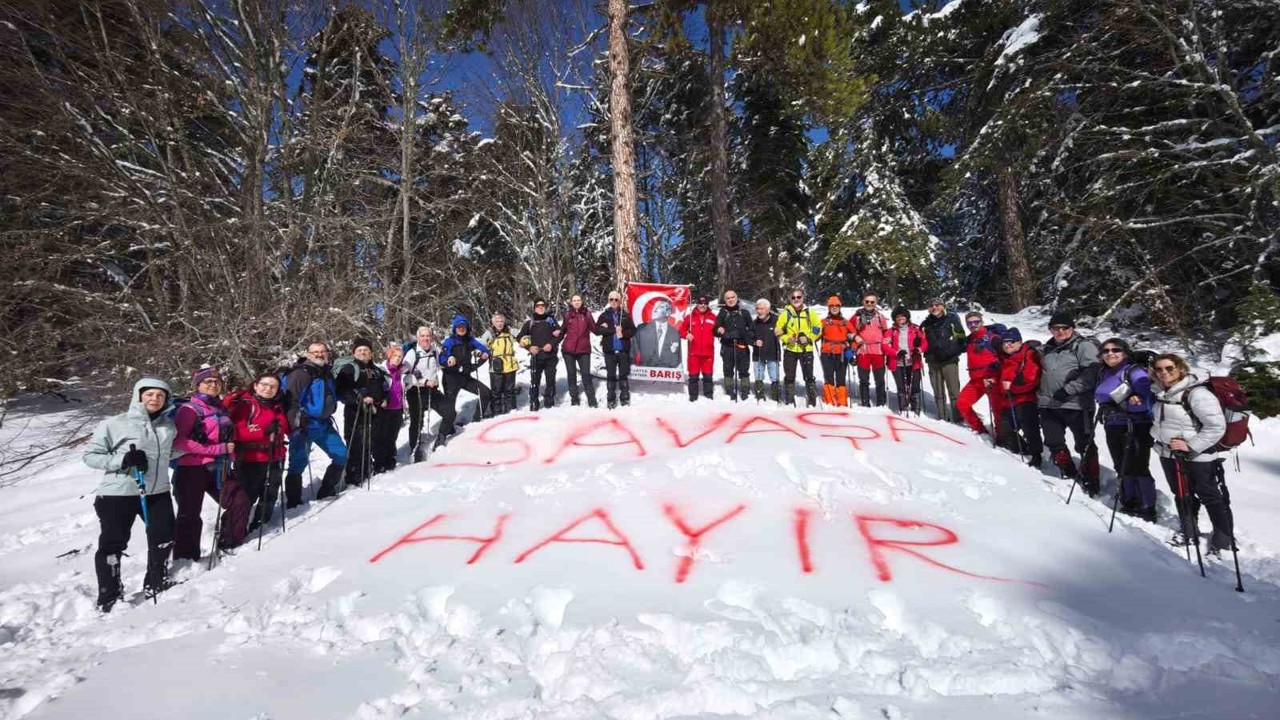 Uludağ’da karlara "savaşa hayır" yazdılar
