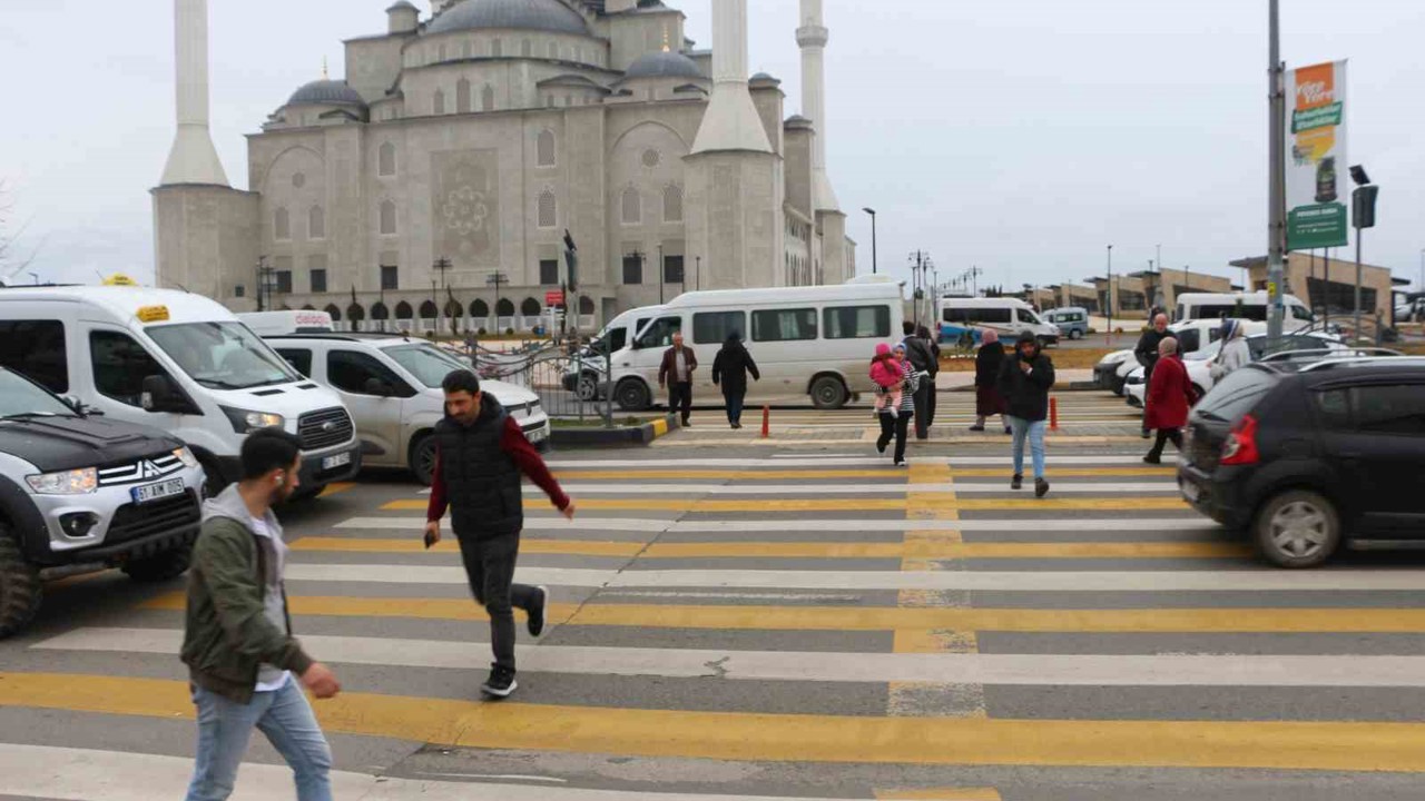 Üç şeritli yolda tehlikeli yaya geçidi korkutuyor

