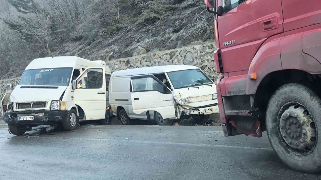 Zonguldak-Ankara yolunda buzlanma nedeniyle üç ayrı kaza: 10 yaralı
