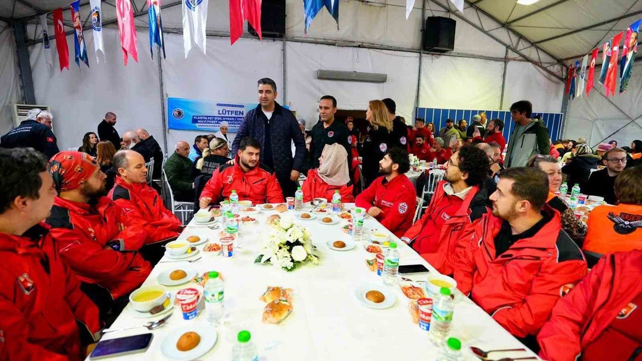 Kartal Belediyesi, Afet ve Arama Kurtarma ekiplerini iftar sofrasında buluşturdu
