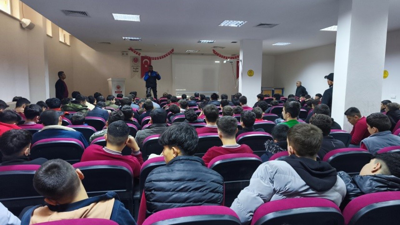 Polisten Niğde’de vatandaş ve öğrencilere yönelik bilgilendirme çalışmaları
