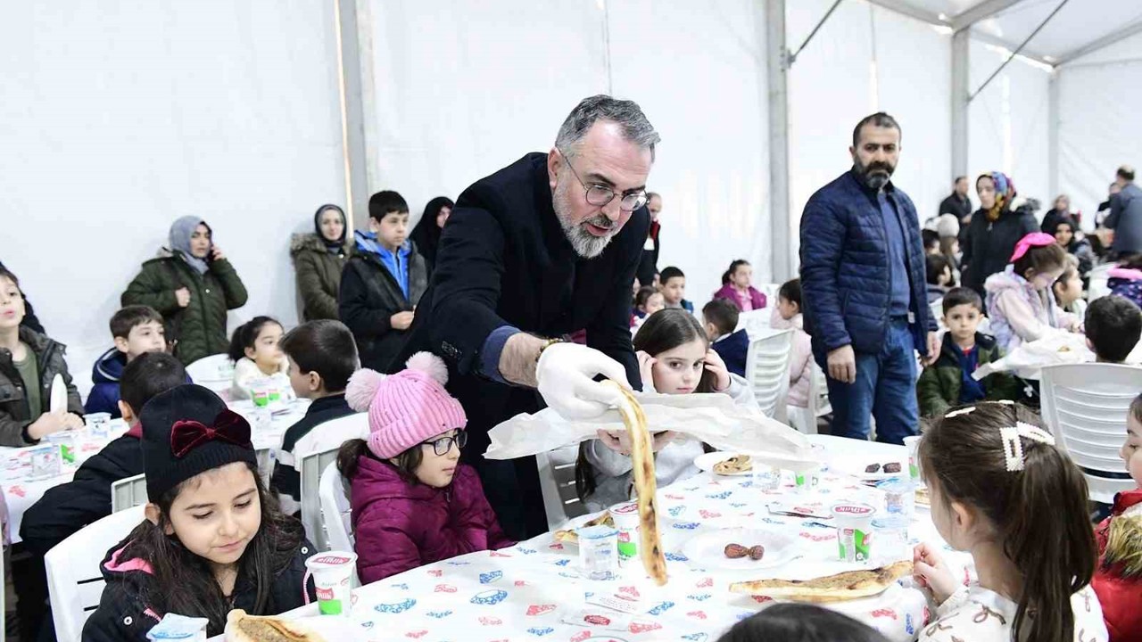 Kestelli çocuklar, tekne oruçlarını birlikte açtı
