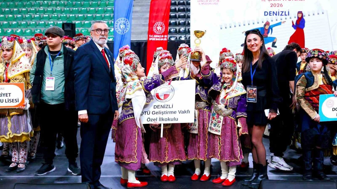 Halk oyunlarında okullar sahne aldı
