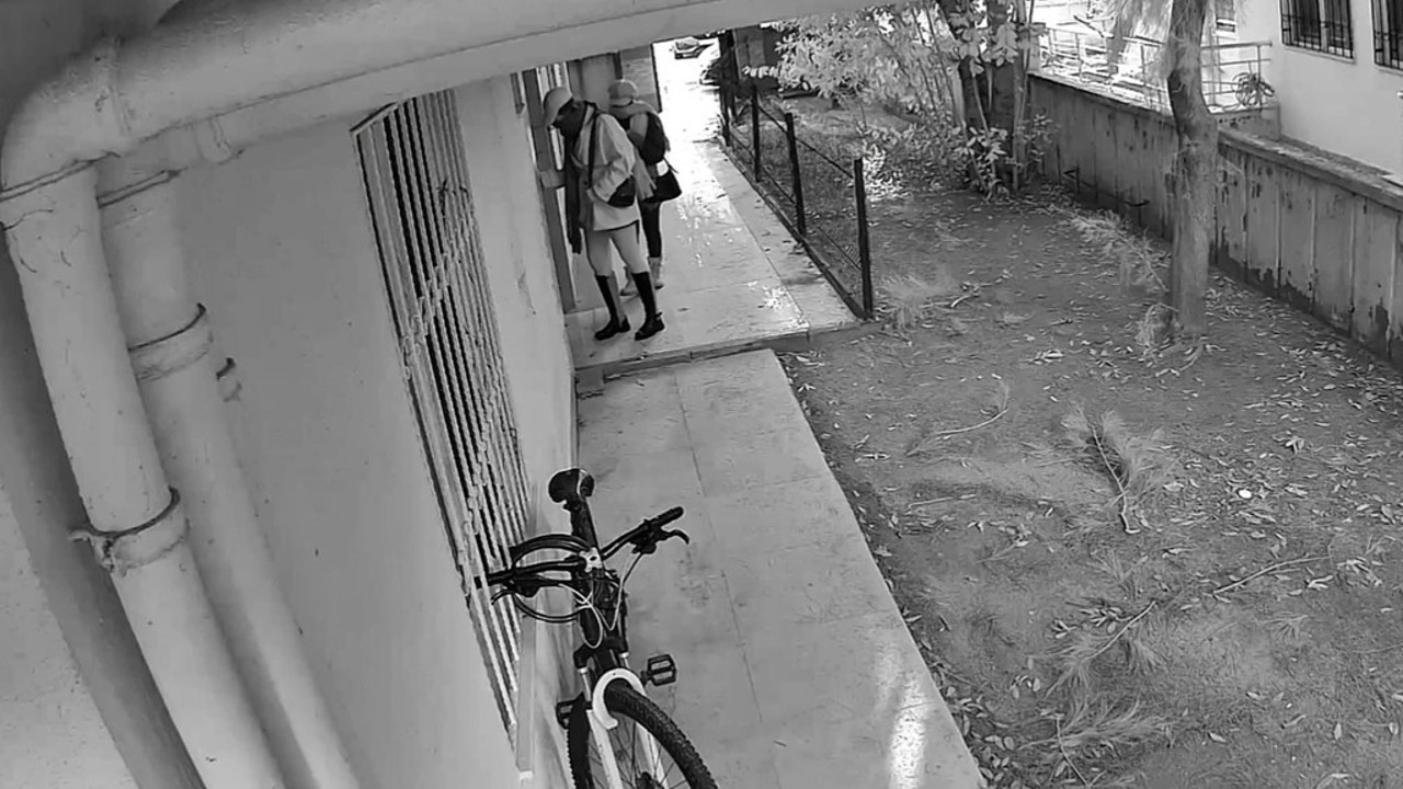 Kamera ve ziynet eşyası çaldılar, güvenlik kameralarından yakayı ele verdiler
