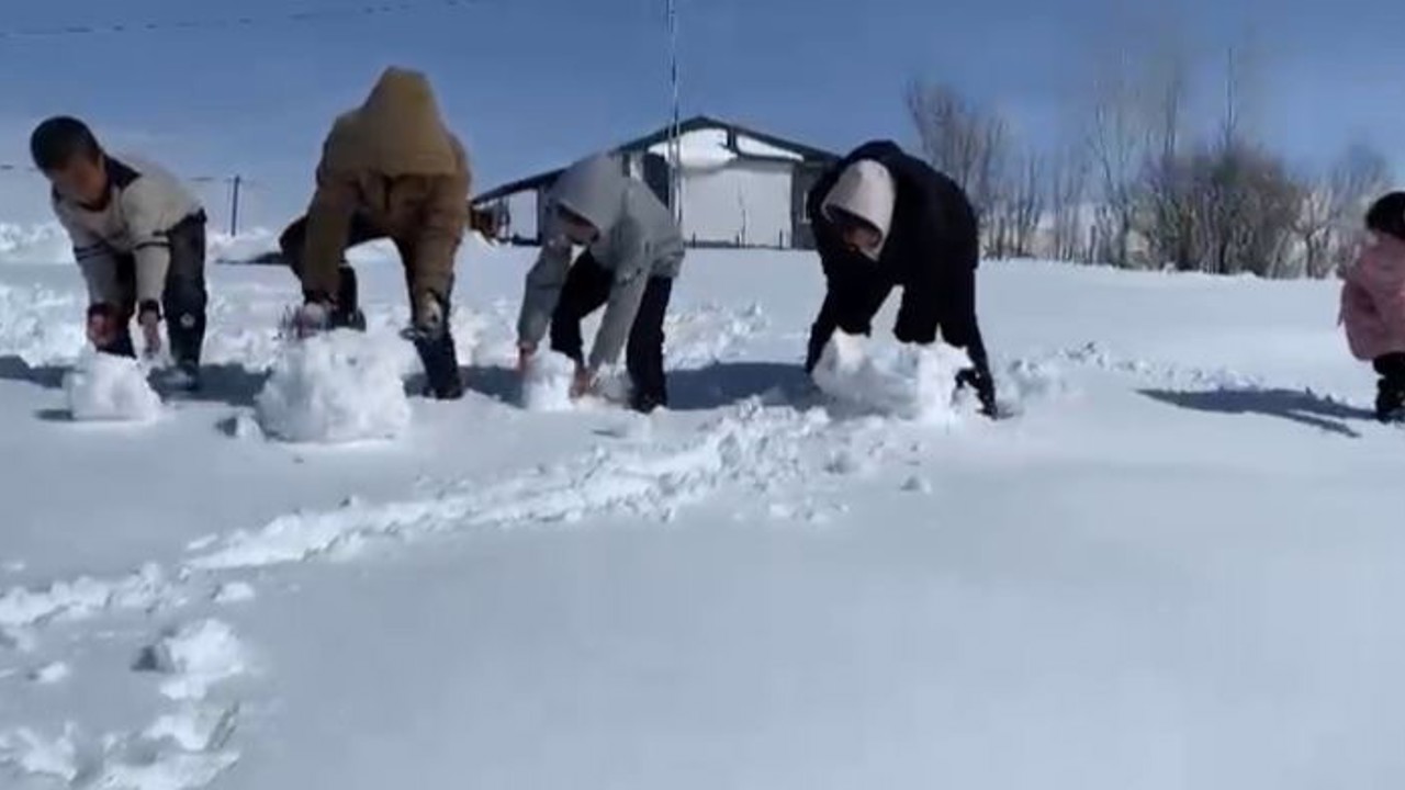 Ağrı’da kar yağdı, çocuklar doyasıya eğlendi
