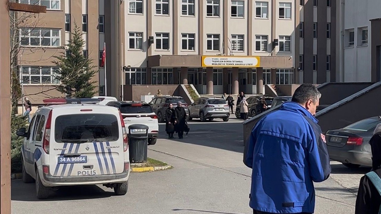 Çekmeköy’de lisede bıçaklı saldırı: 1 öğrenci, 2 öğretmen ve arkadaşını bıçakladı
