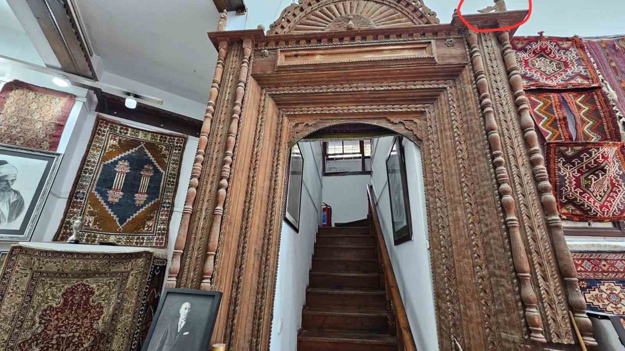 Antalya’daki halı dükkanında dekor olarak kullanılan tarihi mihrap Konya’ya dönüyor
