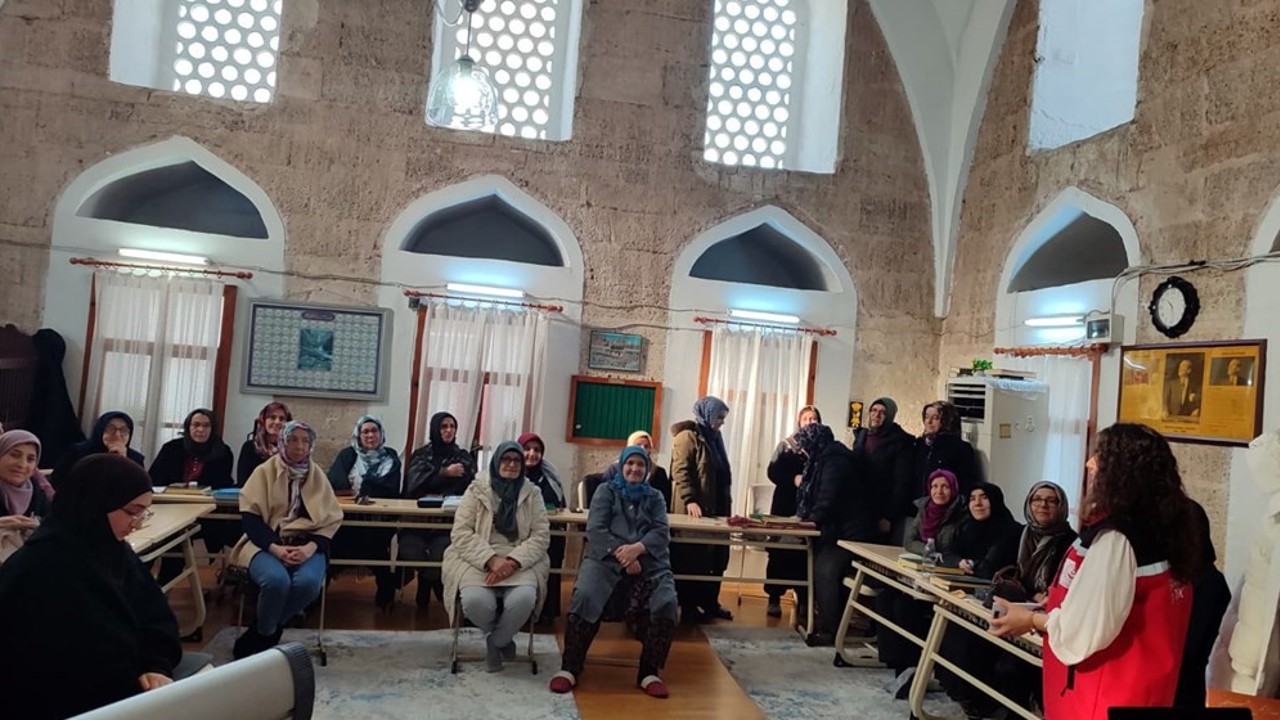 Sokollu Camii Kur’an Kursu kursiyerlerine AEP eğitimi
