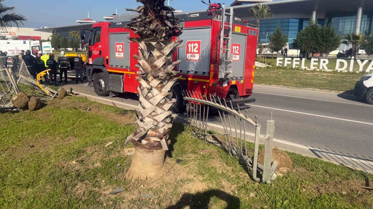 Taksi bariyerlere çarpıp takla attı: 2 yaralı
