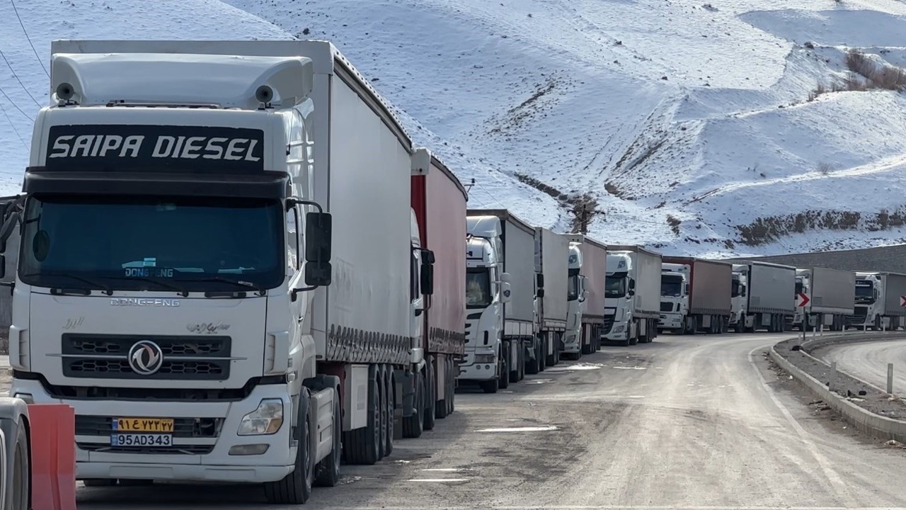 Türkiye-İran sınır kapısında 2 kilometrelik tır kuyruğu oluştu
