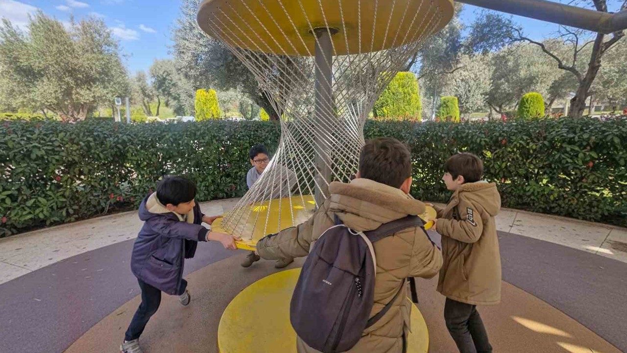Efeler’in bilim parkı miniklere yol gösteriyor
