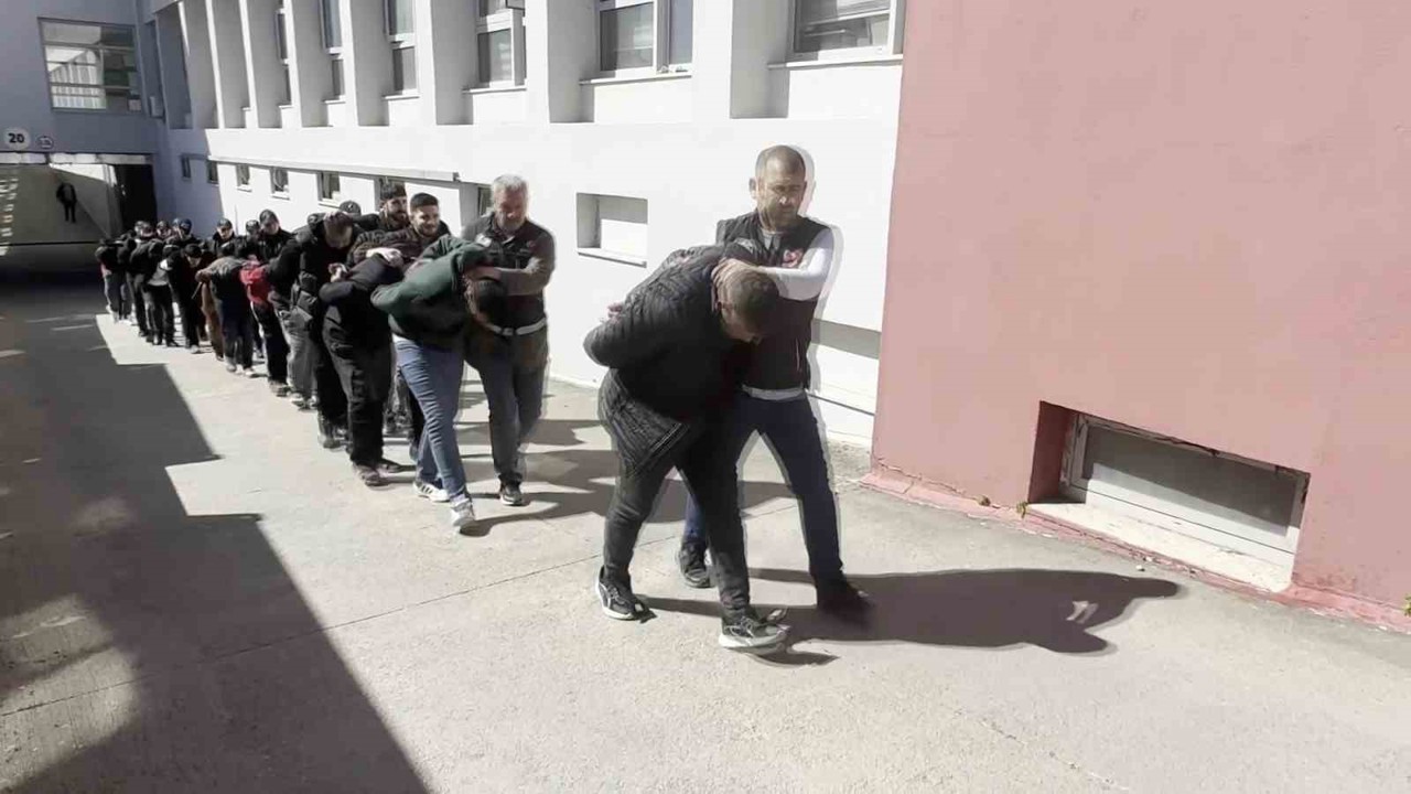 Adana’da zehir tacirlerine operasyon: 11 tutuklama
