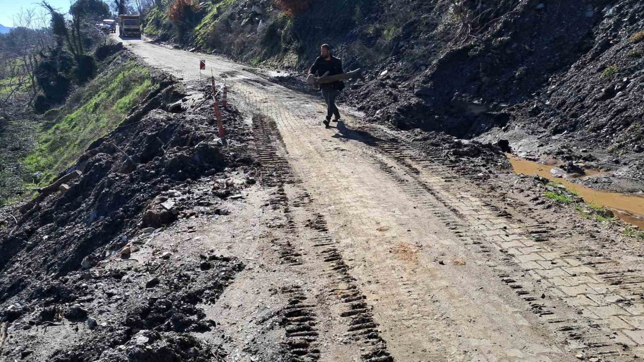 Demirhan ile Çobanlar arasındaki yol yeniden ulaşıma açıldı
