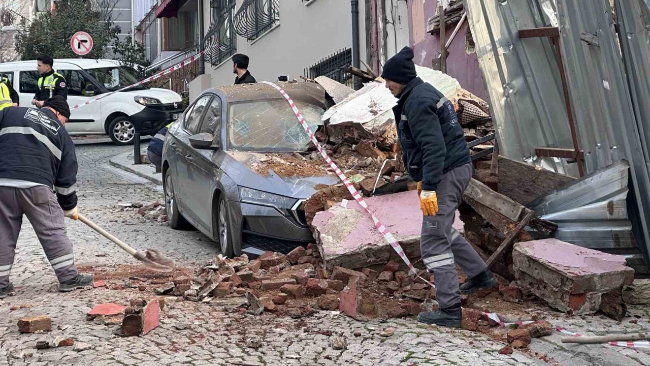 Beşiktaş’ta metruk bina park halindeki aracın üzerine çöktü
