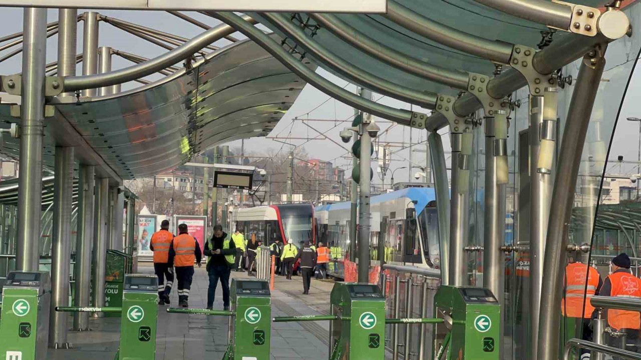 Eminönü’nde tramvay raydan çıktı
