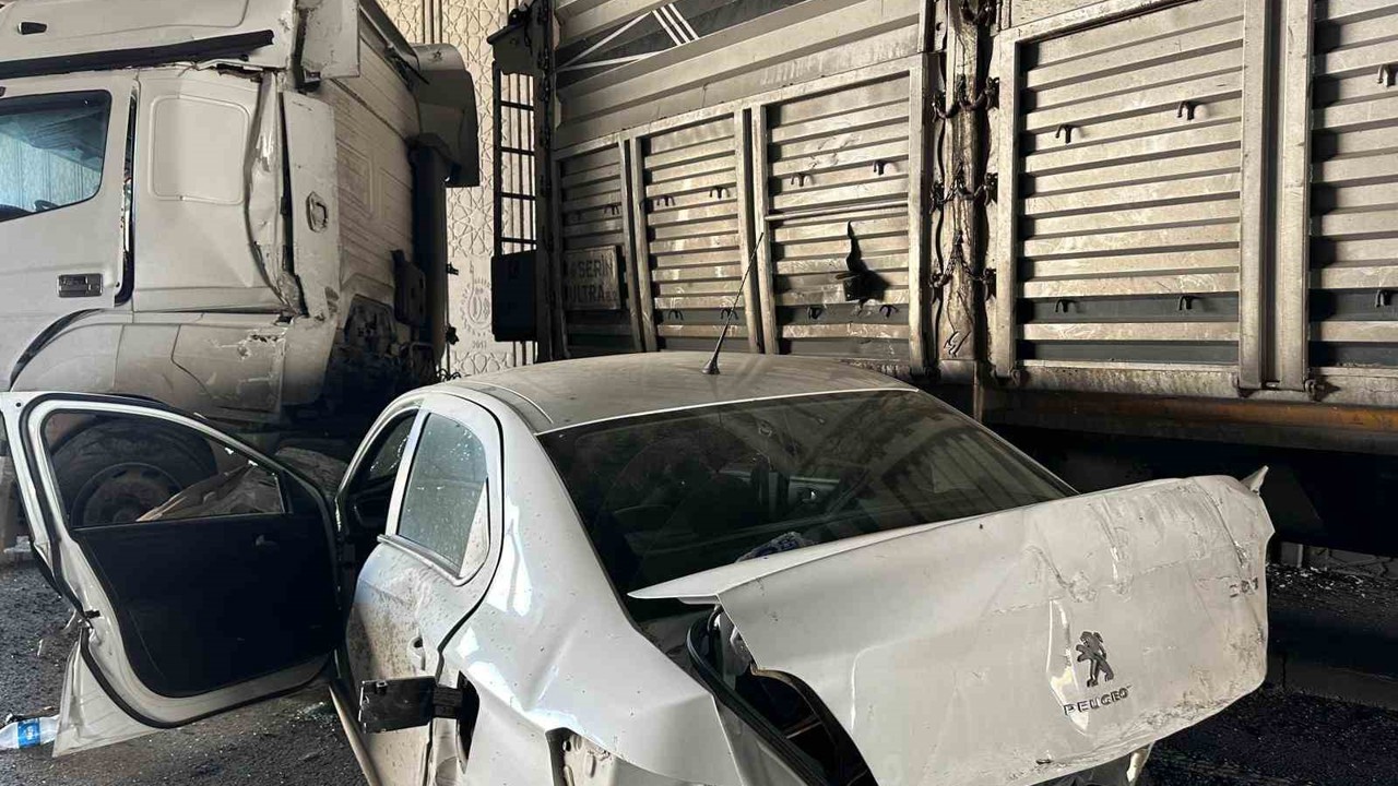 Uşak’ta otomobil ile tır çarpıştı: 1 yaralı
