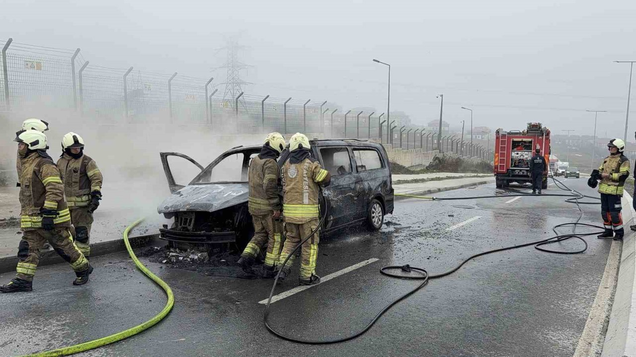Arnavutköy’de seyir halindeki VIP  taksi  alev alev yandı

