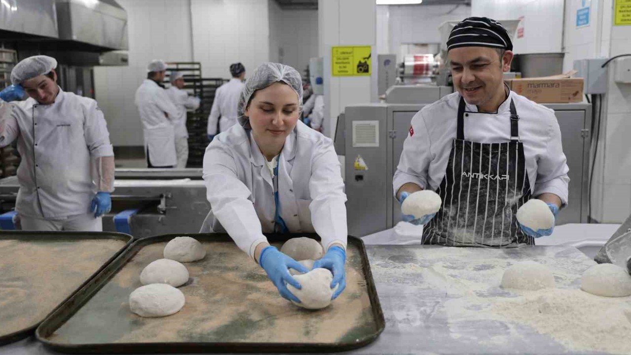 Üniversite öğrencileri kendi elleriyle yaptıkları pideleri iftar çadırında dağıttı

