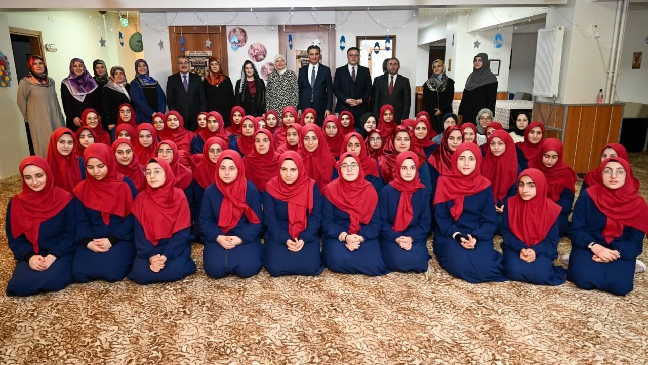 Kur’an kursu öğrencileriyle iftar yaptılar
