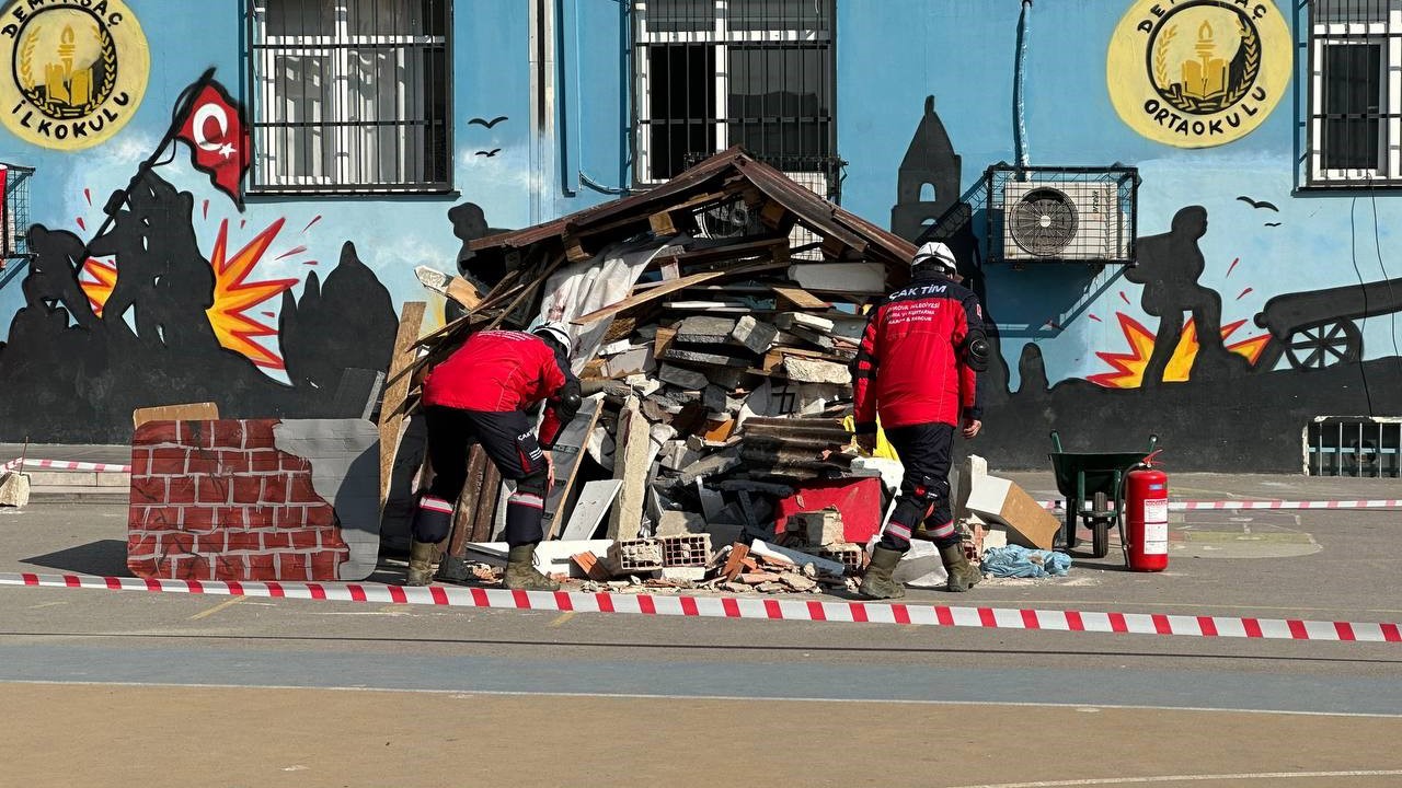ÇAK-TİM ekiplerinden okullarda kurtarma tatbikatı
