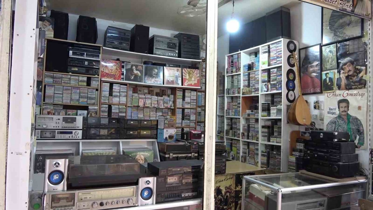Emekli olunca evdeki kaset ve plaklarla iş yeri açtı
