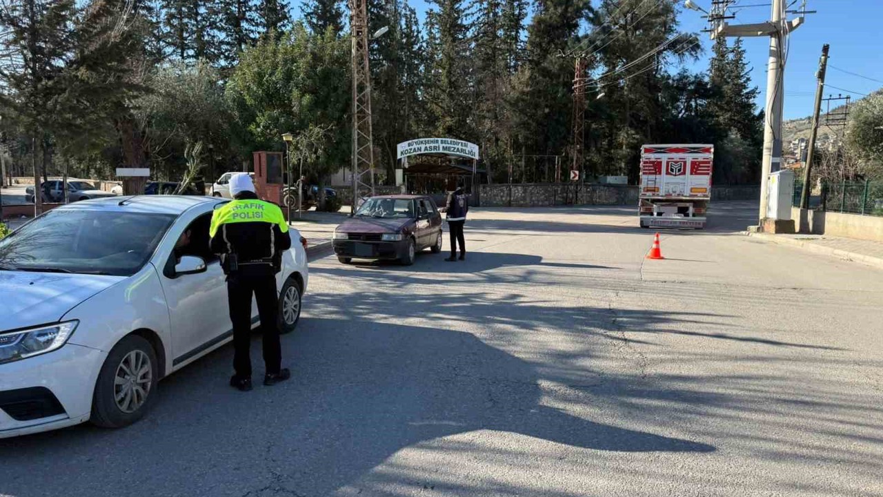 Kozan’da 10 araç ve 4 motosiklet trafikten men edildi
