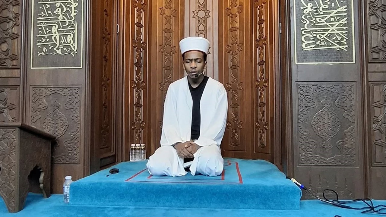 Farklı ülkelerden gelen öğrenciler teravih namazı kıldırıyor
