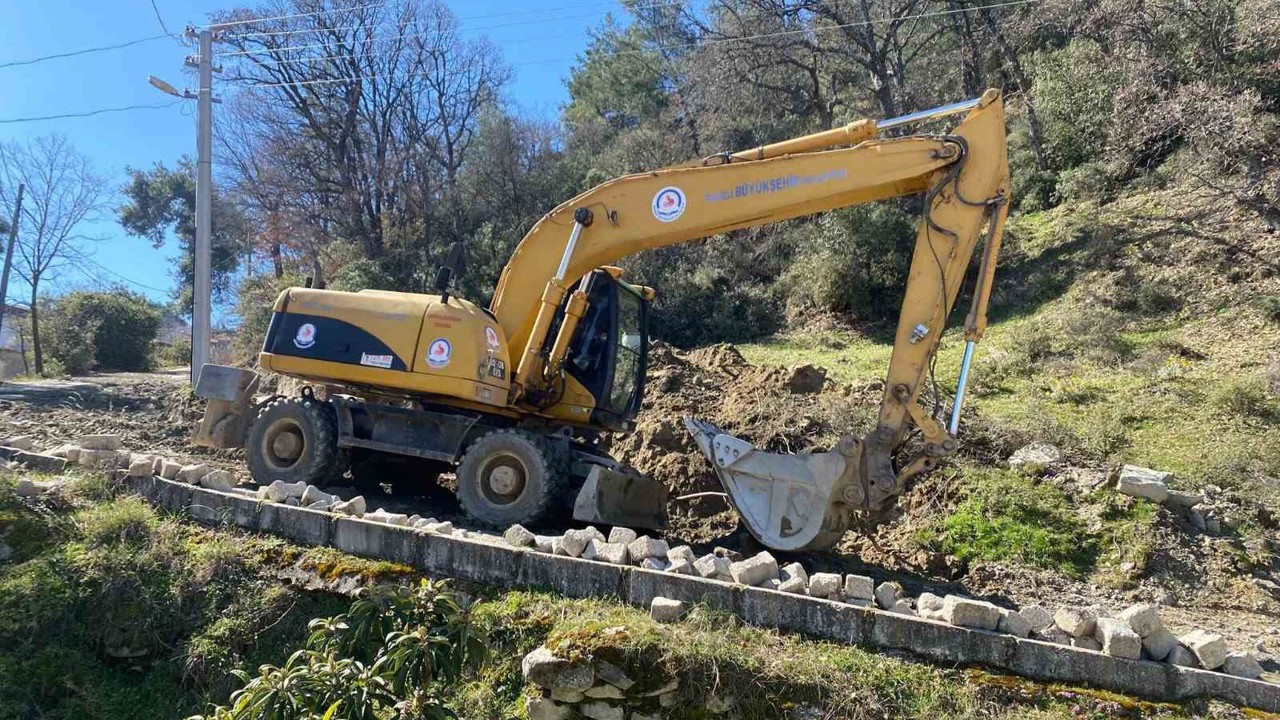 Buldan Göğüs Hastalıkları Hastanesi yolunun bakım ve onarımı yapılıyor
