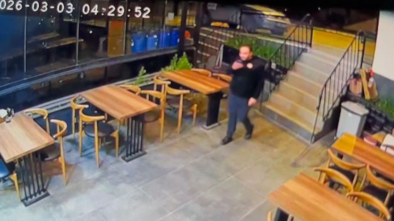 Park ettiği otomobil bir anda geri kaçtı, direğe çarparak durabildi
