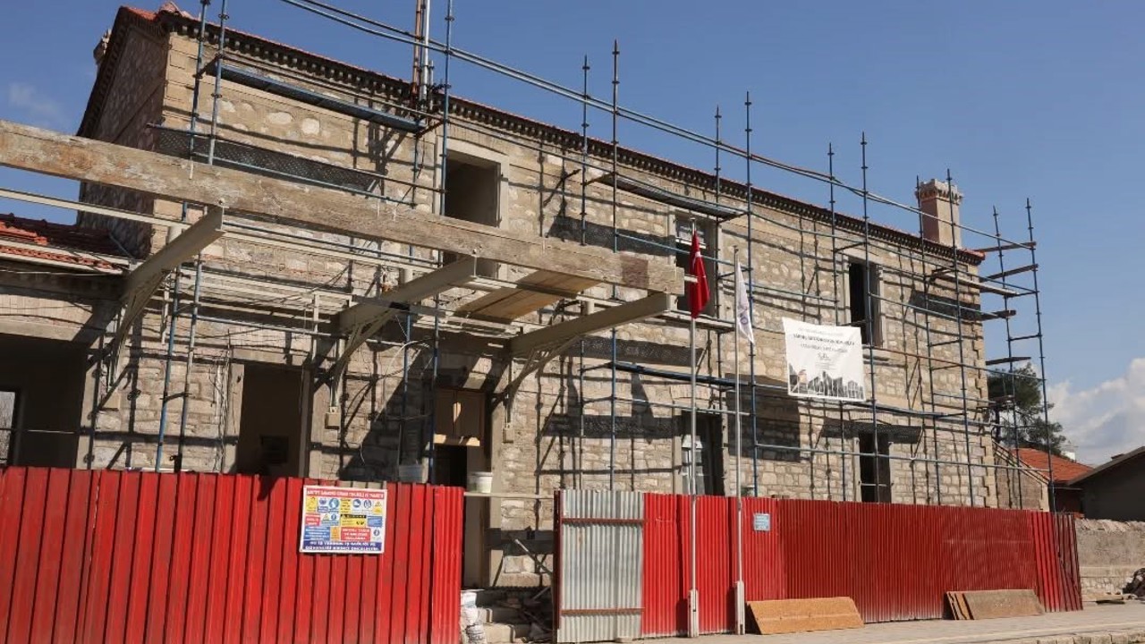 İncirliova’daki tarihi istasyon binası aslına uygun restorasyonla yenileniyor
