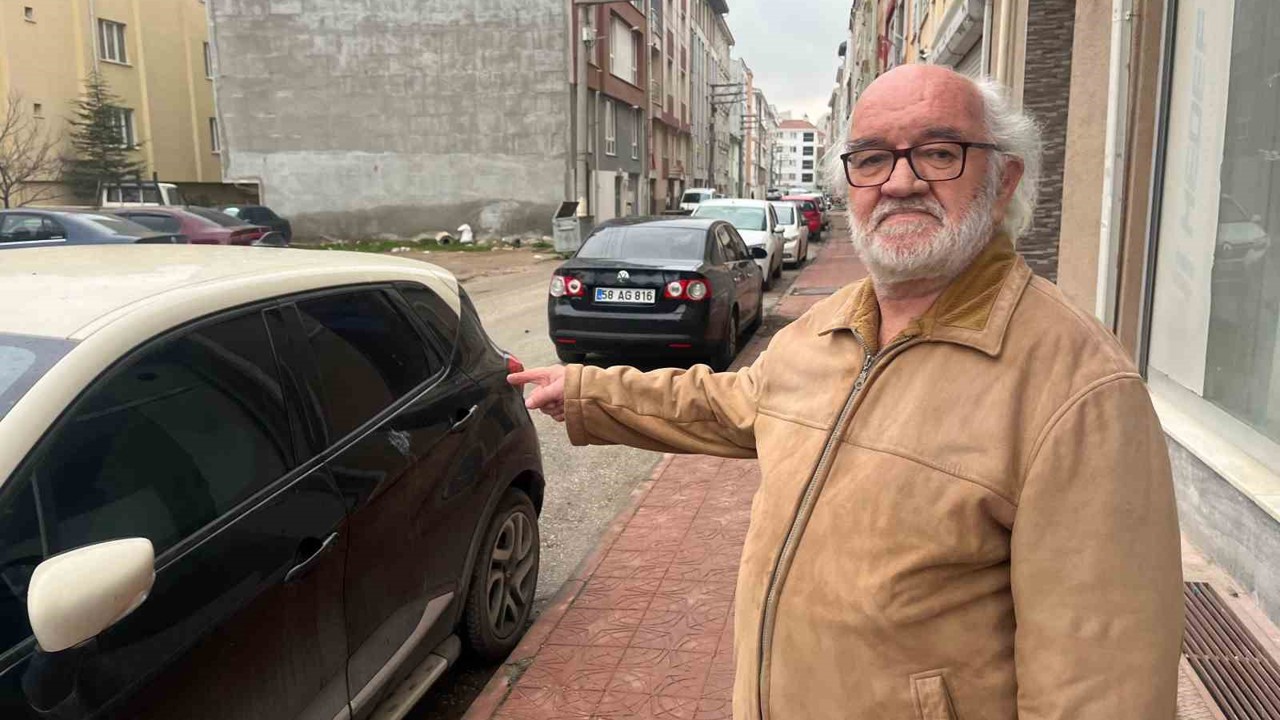 Engelli eşi için evlerinin önündeki sokakta engelli park yeri istiyor
