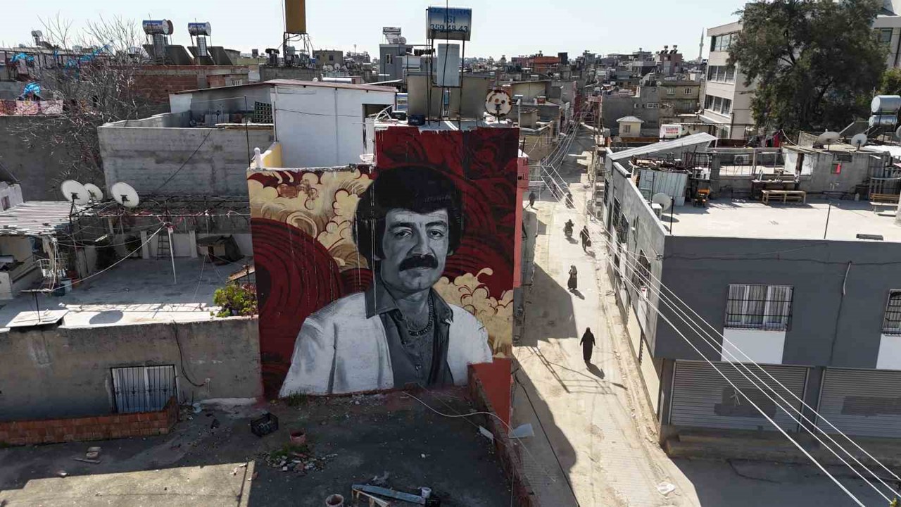 Müslüm Gürses ölümünün 13. yılında Adana’da çalıştığı kahvehanede anıldı
