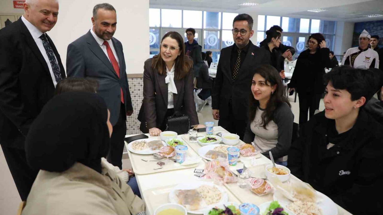 Bartın protokolü üniversite öğrencileriyle iftarda buluştu
