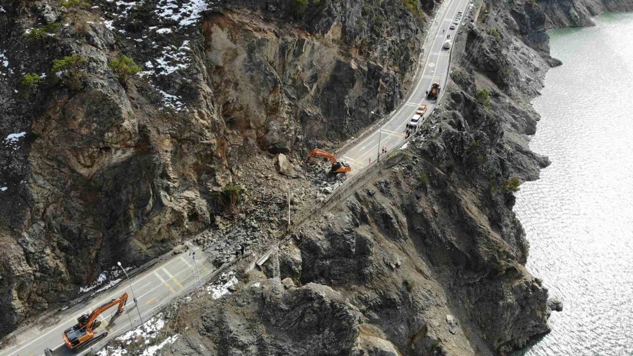 Gümüşhane - Giresun kara yolunu kapatan heyelan havadan görüntülendi
