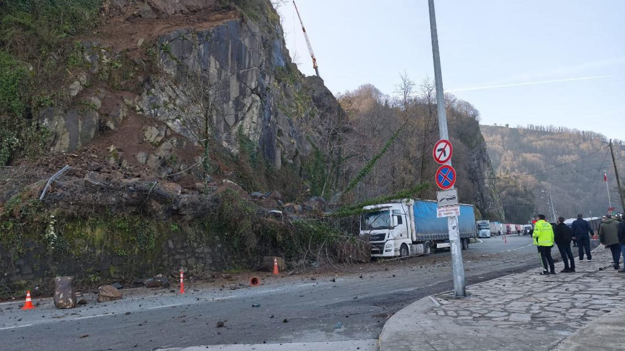 Artvin’de heyelan: Yamaçtan kopan kayalar tırda hasara yol açtı
