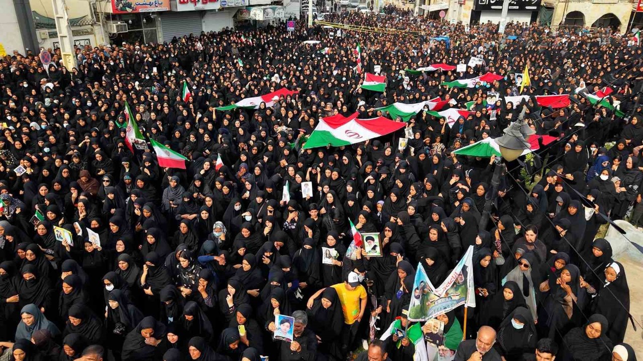 İran’daki okul saldırısında ölenler için cenaze töreni
