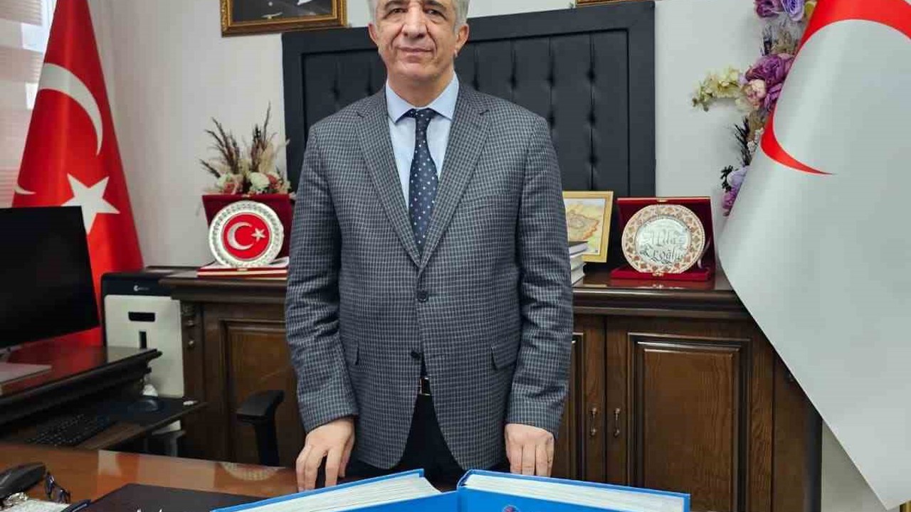 227 bilim insanının katkı sunduğu "Göğüs Cerrahisi" kitabı yayımlandı
