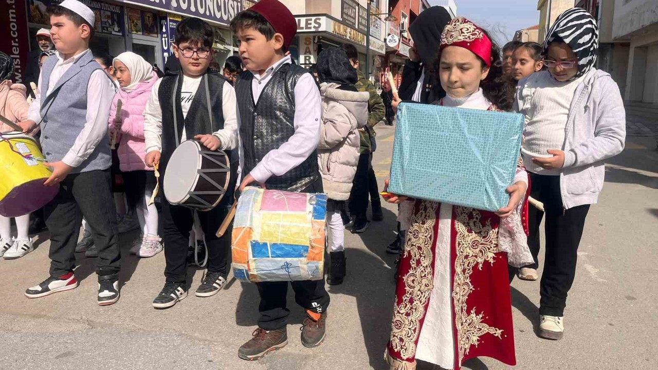 Minikler söyledikleri ilahilerle Yerköy’ü mest etti
