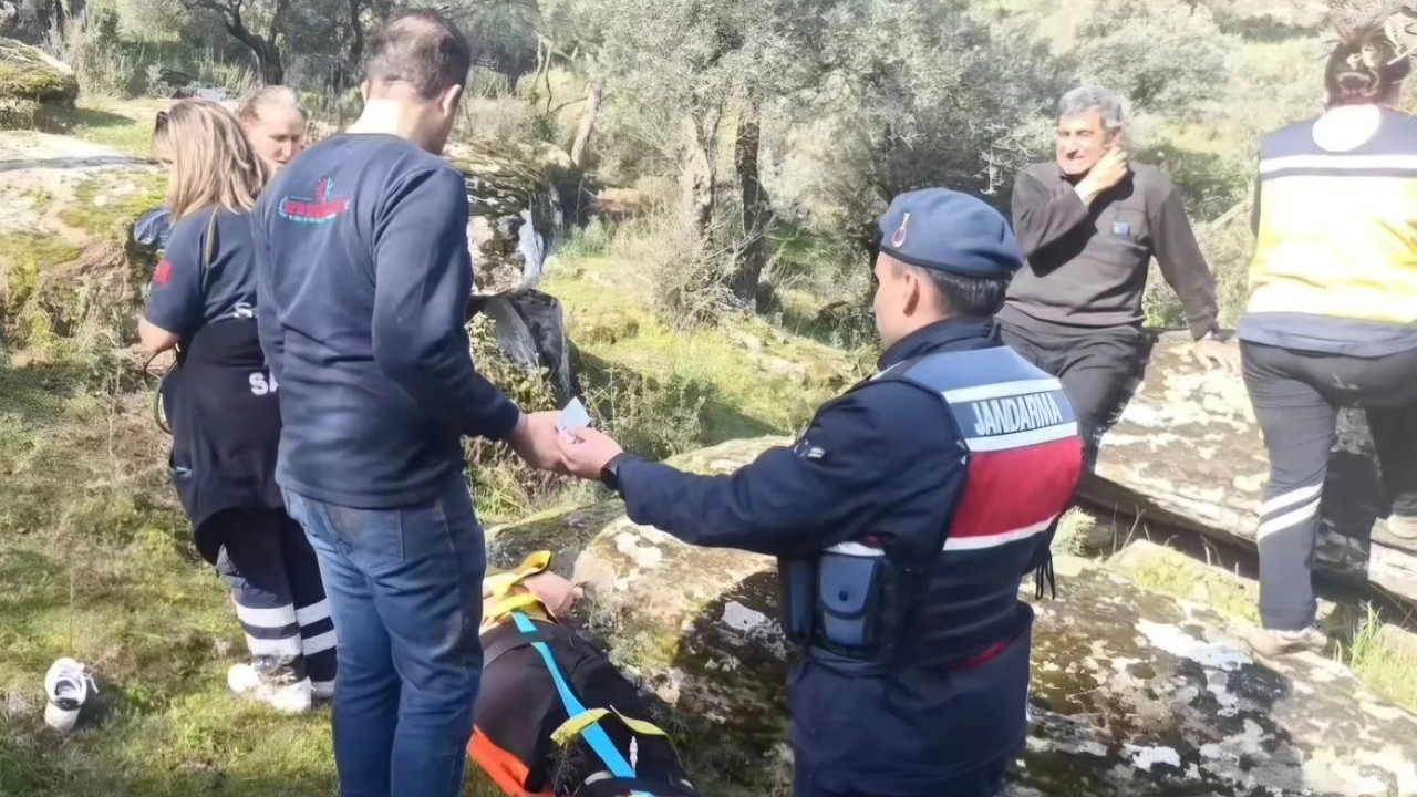 Kayalıktan düşen kadın ekiplerin çalışması ile kurtarıldı
