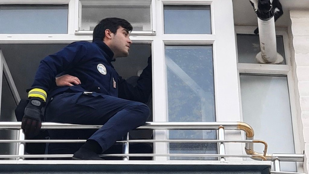 Balkondan uzanan yardım eli minik canı kurtardı
