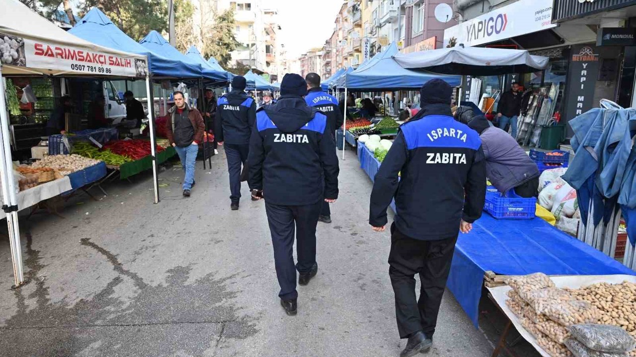 Isparta’da zabıtadan pazarda fiyat etiketi, terazi kontrolü ve pazar düzeni denetimi
