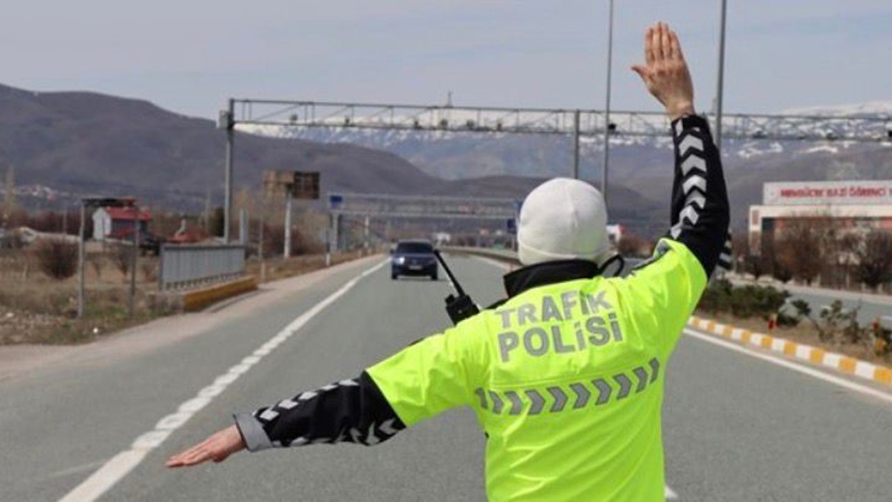 Polisin ‘dur’ ihtarını uymayan ehliyetsiz sürücüye 542 bin lira ceza
