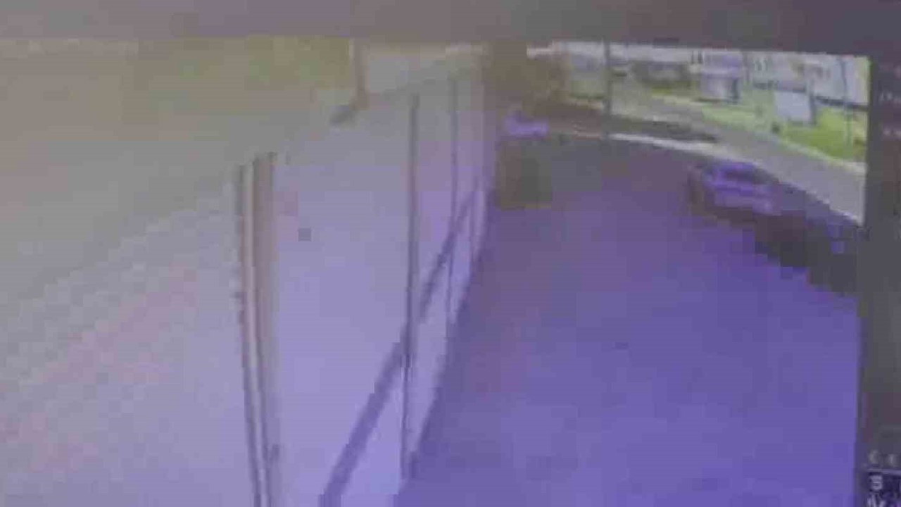 Otomobilin park halindeki aracı biçtiği kaza güvenlik kamerasında
