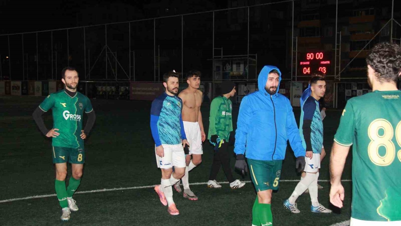 Kocaeli’de rakipleri gol atsın diye yere yatan futbolcuların savunmaları alındı
