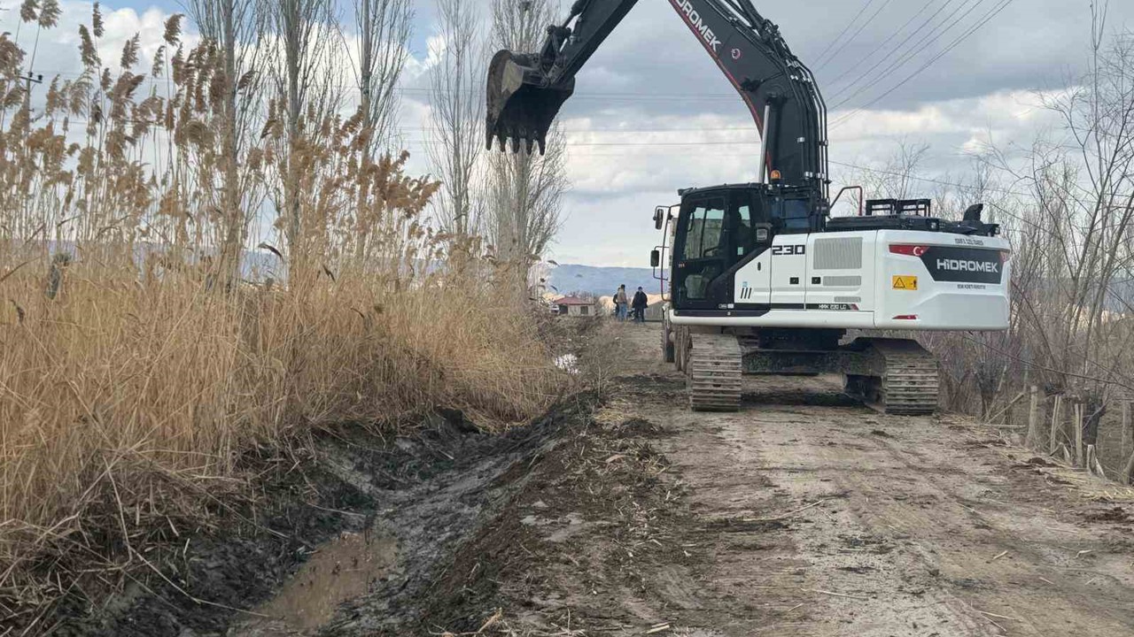 Tuzluca’da 10 kilometrelik sulama hattı temizleniyor
