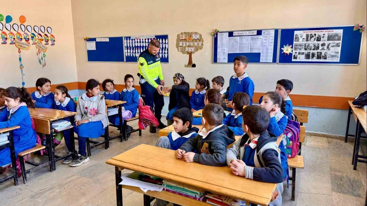 Muş’ta öğrencilere jandarmadan trafik eğitimi

