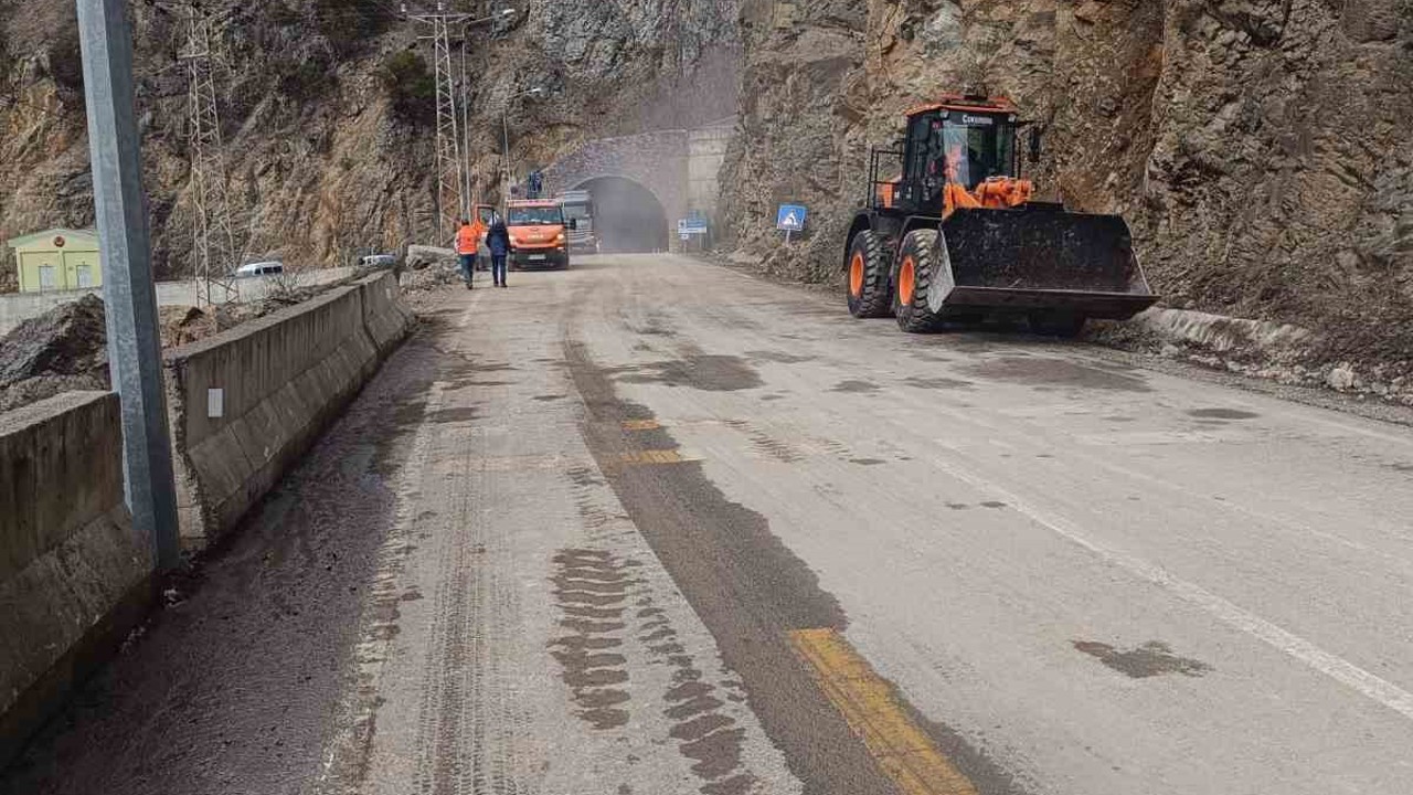 Gümüşhane’de heyelan sonrası kapanan yol yeniden ulaşıma açıldı
