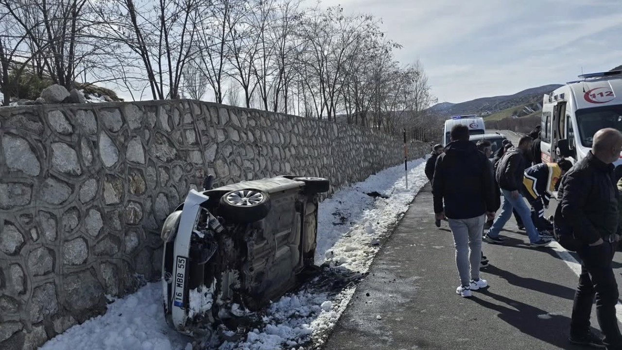 İstinat duvarına çarpan otomobil devrildi: 5 yaralı
