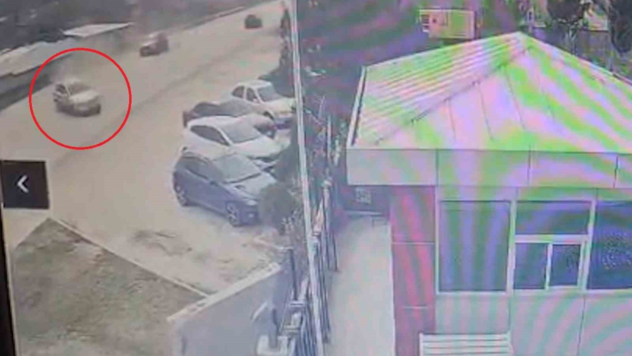 Trafikte korku dolu anlar kamerada: Otomobil böyle savruldu
