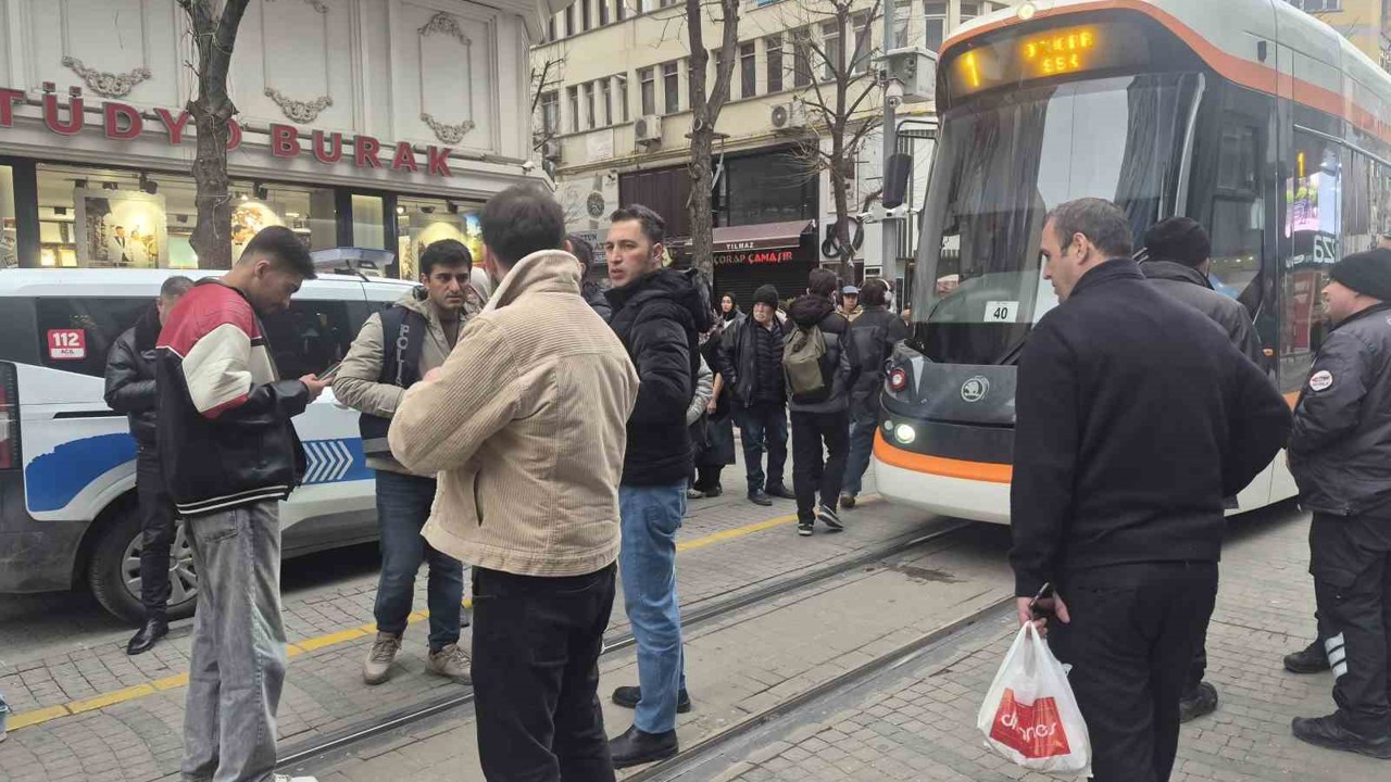 Eskişehir’de tramvayın çarptığı yaşlı adam yaralandı
